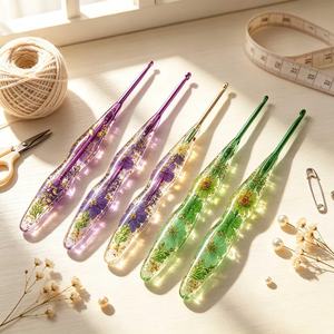เข็มโครเชต์ลายดอกไม้สีแดงและสีน้ำเงินสำหรับงานฝีมือและงานศิลปะสะสม - Product Image 5