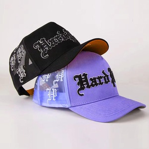 Casquette Trucker en Maille Noire avec Logo Brodé Violet Style Urbain Réglable Unisexe 6 Panneaux pour Tenue Décontractée - Product Image 4