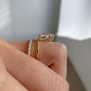 แหวนหมั้นทรงปรินเซสคัท เพชรเพาะเลี้ยงทรงปรินเซสคัท ทองคำแท้ 14k สีเหลืองทอง ดีไซน์กรงเล็บสามขา วงแหวนเชฟรอน - Product Image 3