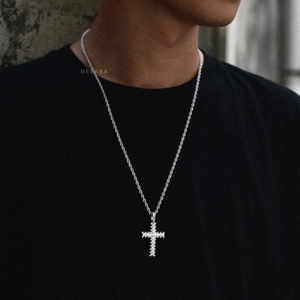 Colgante de Cruz Redonda con Piedras Agrupadas - Colgante de Cruz Artesanal en Plata de Ley, Colgante de Moissanita Hecho a Mano con Diseño de Fe - Product Image 5