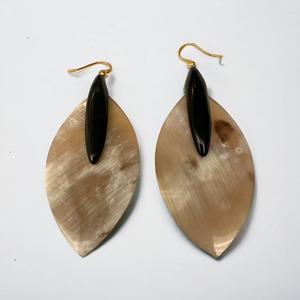 Boucles d'oreilles contemporaines faites à la main en corne de buffle, polies naturellement, légères, bijoux de mode bohème pour femmes et filles - Product Image 5