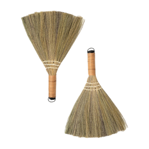 Juego Ecológico de 2 Escobas de Hierba Natural Hechas a Mano de Vietnam, Escoba Tradicional de Paja para Limpieza del Hogar - Product Image 1