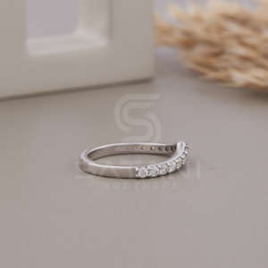 Elegante Anillo de Compromiso y Boda con Moissanita Chevron, Quince Piedras Redondas, Chapado en Oro, Anillo de Eternidad Curvo para Mujer - Product Image 5