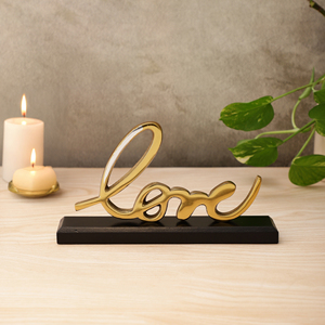 Sculpture de table contemporaine en aluminium doré avec inscription 'Love', décoration élégante en métal avec base noire pour chambre et salon - Product Image 1