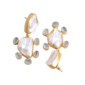 Pendientes de Latón al por Mayor con Diseño de Piedra Natural en Bruto y Perla, Acabado de Latón Satinado, Patrón de Diseñador Único, Perfectos - Product Image 3