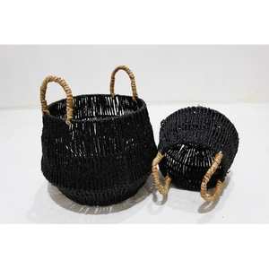 Cesta de mimbre negro tejida para plantas y almacenamiento de ropa con asas naturales - Product Image 2