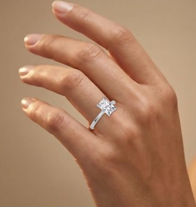 Bague de fiançailles de luxe classique en or rose 10K avec diamant de laboratoire taille radiant et taille rond de 2,08 carats et halo caché - Product Image 6