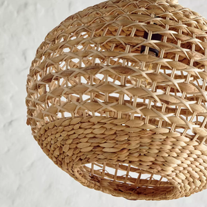 Abat-jour suspendu en jacinthe d'eau, style bohème, tissé à la main en fibres naturelles, provenance durable, finition en acier poli - Product Image 6