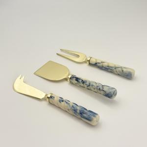 Magnifique ensemble de 3 couteaux à fromage en acier inoxydable faits à la main avec manche en résine pour servir le fromage au petit-déjeuner - Product Image 4