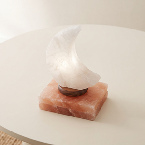 Lampe de sel de l'Himalaya faite à la main avec un design en forme de lune, cristaux roses naturels, support en bois décoratif et éclairage doux pour boutique de cadeaux - Product Image 1