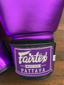 นวมชกมวย Fairtex รุ่นใหม่ล่าสุด - หนังแท้สำหรับฝึกซ้อมและต่อยมวย - อุปกรณ์มวยไทยสีดำ ขนาด 10 ออนซ์ ถึง 18 ออนซ์ - Product Image 2