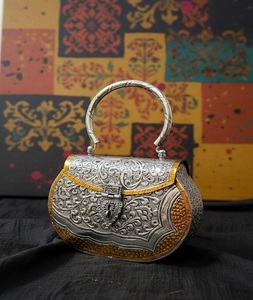 Pochette latérale en laiton plaqué or, faite à la main, avec chaîne, touche de luxe, sac à main de mariage tendance pour femme, prix raisonnable - Product Image 5