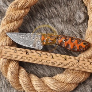 Cuchillo de Caza Profesional de Acero de Damasco con Hoja Fija y Mango de Madera de Palisandro, Cuchillo Táctico Personalizado para Exteriores - Product Image 1