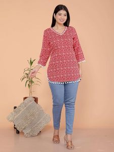 เสื้อคุर्ติผ้าถักคอวีแขน 3/4 ลายเรขาคณิตสีแดงสำหรับผู้หญิง พร้อมพู่ประดับ ดีไซน์ลำลอง - Product Image 2