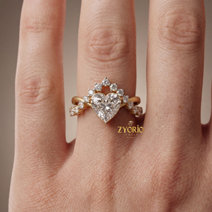 Anillo de Compromiso con Zirconia Cúbica Cultivada en Laboratorio en Forma de Corazón de 2.62ct Claridad VS2, Diseño de Corona con Halo Plateado, Anillo de Boda Moderno para Mujer - Product Image 3