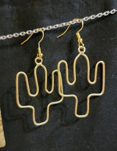 Boucles d'oreilles pendantes en laiton faites à la main, motif cactus, très demandées, bijoux de mode modernes pour femmes, pour fêtes et mariages, à prix compétitif - Product Image 2