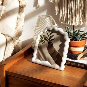 Cadre photo en résine à colonnes cannelées blanc fait main à suspendre verticalement - Product Image 6