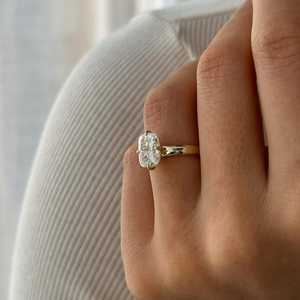Bague solitaire en or jaune avec diamant coussin allongé de 3 carats, 3 mm, sertie de griffes en forme de boussole, certifiée IGI - Product Image 3