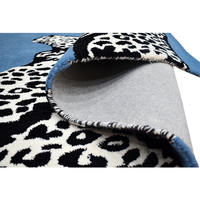 Tapis moderne en laine tufté à la main, motif artistique triple léopard, bleu vibrant, rectangulaire