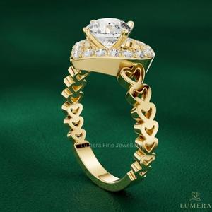 Anillo de Promesa Romántico con Diamante Cultivado en Laboratorio, Forma de Corazón, Halo Pavé con Piedra Central, Filigrana de Corazón Abierto Continuo en el Tallo - Product Image 4