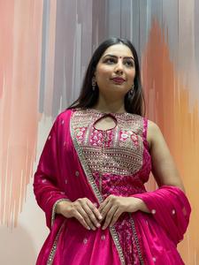 Exclusivo conjunto de blusa larga estilo Banjara de seda rusa Chaniya Choli con dupatta bordada para boda, para mujer. - Product Image 5