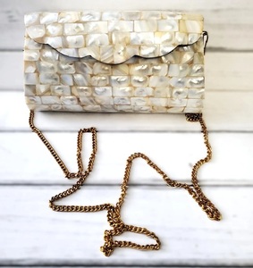 Rehaussez votre style avec le sac à main en nacre naturelle fait main, un accessoire de luxe conçu pour les mariées - Product Image 1