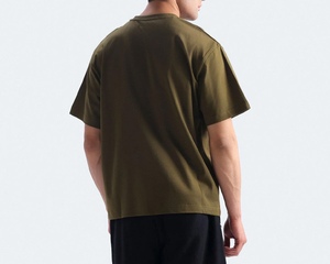 เสื้อยืดคอกลมแขนสั้นสีเขียวมะกอกทรงปกติสำหรับผู้ชาย ผ้าฝ้าย 100% สีพื้น สไตล์ลำลอง - Product Image 3