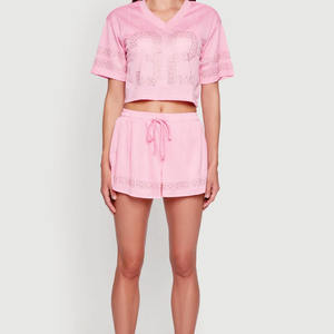 ชุดเสื้อฟุตบอลอเมริกันสไตล์สตรีทสำหรับผู้หญิงขายส่ง เสื้อครอปประดับเพชรพลอยสีชมพู กางเกงขาสั้นรัดเชือก ชุดกีฬา OEM สหรัฐอเมริกา - Product Image 4