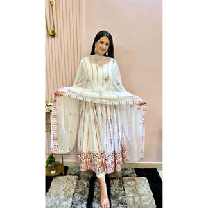 Vestido Anarkali de Algodón de Diseño para Fiestas con Pantalón y Dupatta, Conjunto Elegante de Pantalón y Dupatta - Product Image 5
