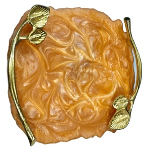 Bandeja de servicio multiusos de resina Duli con mango dorado para uso en el hogar y la mesa de comedor - Product Image 2