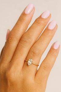 Anillo de Compromiso con Moissanita Corte Marquesa, Chapado en Oro de 18K, con Seis Puntas, Anillo de Boda Solitario para Mujer - Product Image 4