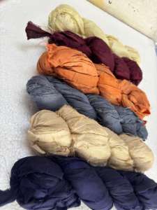 ริบบิ้นไหมซารีรีไซเคิลหลากสี ฉีกมือเป็นเส้นด้าย ใช้ในงานทำเครื่องประดับ งานทอผ้า ห่อของขวัญ งานฝีมือสไตล์โบโฮ เป็นมิตรต่อสิ่งแวดล้อม - Product Image 3