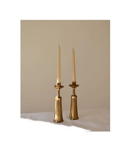 Ensemble de bougeoirs contemporains en argent, faits à la main, durables, pour la décoration de Noël à la maison, arrangement élégant pour les fêtes, sophistiqué - Product Image 1