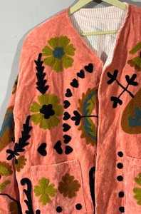 Magnifique veste d'hiver pour femme en velours tricoté écologique avec broderie Suzani florale, garnissage en coton respirant sur le devant - Product Image 3