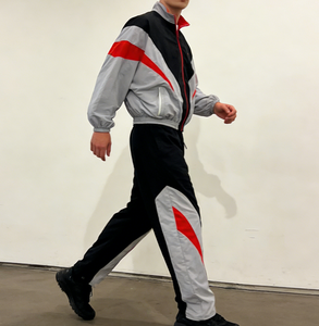 Conjunto Deportivo de Dos Piezas para Hombre, Chaqueta con Cierre y Cuello Alto, Pantalones Jogger, Ligero, Resistente al Viento, Estilo Casual Urbano, en Negro, Gris y Rojo - Product Image 4