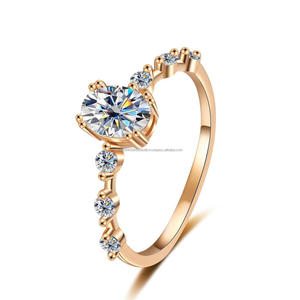 Anillo de compromiso de moissanita de corte redondo de lujo, plata de ley 925 con acabado en oro, elegante joya nupcial, regalo para mujer - Product Image 1