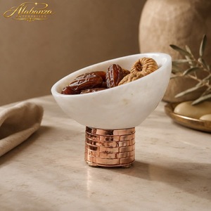 Tazón para Dátiles de Mármol Blanco Alabanza con Base de Cobre, Plato para Servir Hecho a Mano para Ramadán - Product Image 1
