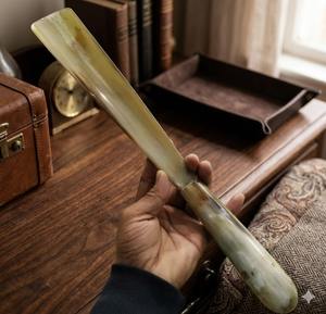 Chausse-pied en véritable corne de taureau de 18 pouces, manche en corne naturelle massif, aide à l'enfilage des chaussures à prix avantageux - Product Image 1