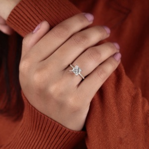 Anillo de compromiso solitario de oro de 14K con diamante princesa y banda pavé, joyería nupcial minimalista, fabricante y proveedor mayorista personalizado - Product Image 4