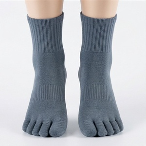 Chaussettes ras du cou pour hommes, couleur unie, tricotées, 5 doigts, respirantes, en coton, pour l'automne, usage quotidien, style classique - Product Image 1