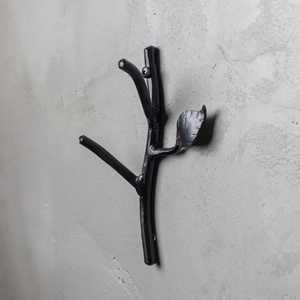 Crochet mural en fer forgé artisanal style branche avec accent feuille, organisateur décoratif en métal pour manteaux, sacs, chapeaux, clés, serviettes - Product Image 1