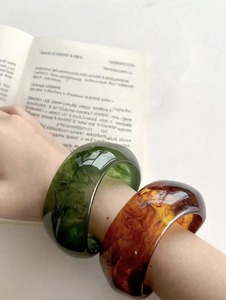Bracelets en résine faits main, parmi les plus vendus, un cadeau idéal pour les femmes et les filles, pour les fêtes et les mariages, disponibles à prix abordable. - Product Image 3