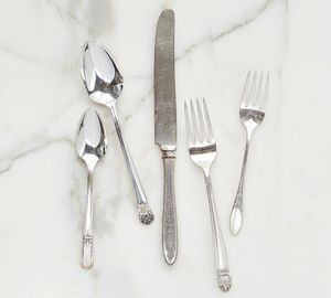 Juego de Cubiertos Metálicos Elegantes de Diseño Moderno con Colección Completa de Cubiertos Plateados para el Hogar, Restaurantes y Servicios de Buffet - Product Image 1