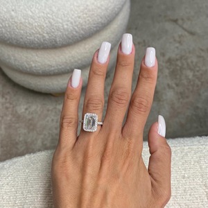 Bague de fiançailles en or blanc 18 carats avec diamant de laboratoire taille émeraude 4,50 carats D-VVS2 _ Monture halo et pierres latérales _ - Product Image 5