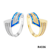 Bague Opale Bleue Ouverte avec un devant angulaire et des rangées d'accentuations en Zircon Cubique Blanc en Argent 925