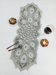 Chemin de table en tissu artisanal Ali Fashion Art, forme irrégulière, motif plume de paon brodé, gris argenté - Product Image 3