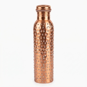 Botella de agua de cobre martillado Wellness con textura punteada, tapa de rosca, reutilizable para viajes, senderismo, camping, adultos, estilo vintage - Product Image 1