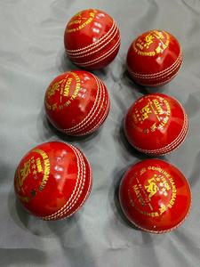 Balles de cricket rouges de qualité RSM MATCH, 156 grammes - Product Image 3