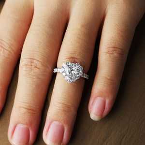 Anillo de Moissanita de 6MM con Corte Corazón y Halo Floral, Plata 925 Original con Baño de Oro, Estilo Floral, Joyería Romántica para Regalo - Product Image 3