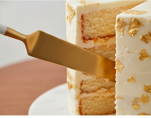 Juego de 2 espátulas y cuchillos dorados para servir pasteles con mangos blancos para hornear y decorar - Product Image 5